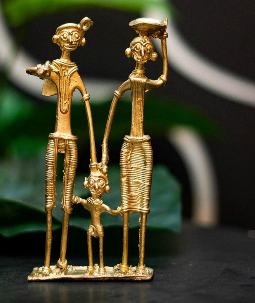 https://ikiru.in/cdn/shop/files/buy-showpieces-and-collectibles-handmade-dokra-tribal-family-showpiece-or-traditional-golden-artefact-by-sowpeace-on-ikiru-online-store-4_700x700.jpg?v=1715172205